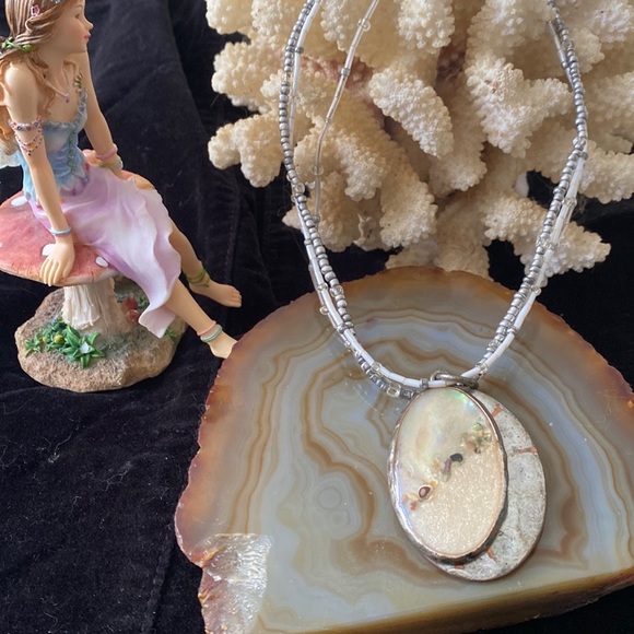 Three strand beaded necklace with shell - Picture 5 of 5